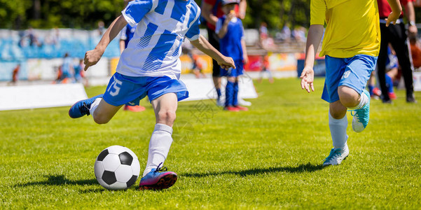 欧洲杯正酣足球火热 给孩子一块健康的人造草坪--公益--人民网